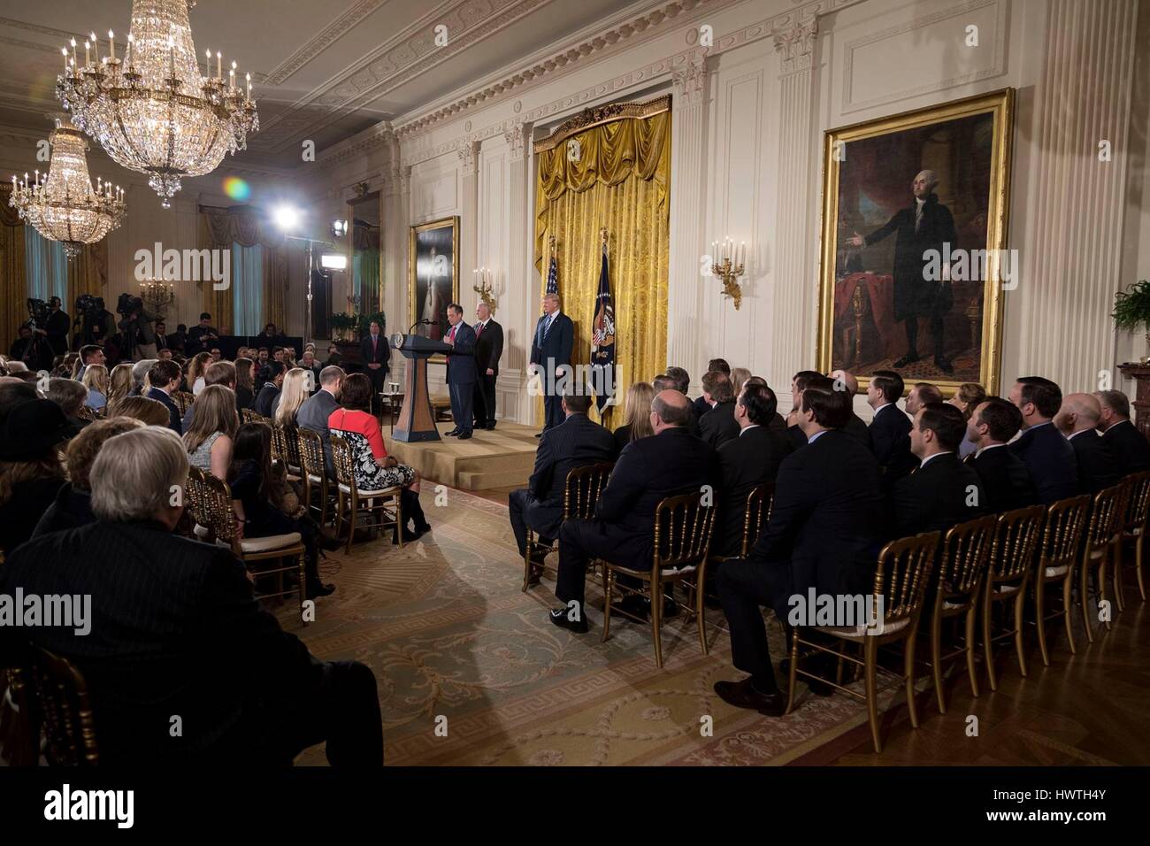 US-Präsident Donald Trump und Vizepräsident Mike Pence sehen als Chef des Stabes Reince Priebus die Vereidigung für White House Senior Staff im East Room des weißen Hauses 22. Januar 2017 in Washington, D.C. führt Stockfoto