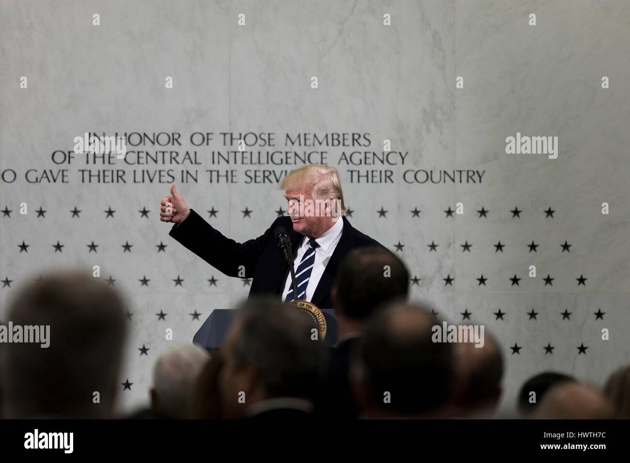 US-Präsident Donald Trump verleiht eine Daumen-hoch stand vor der CIA Memorial Wall während Bemerkungen Mitarbeiter am Hauptsitz Central Intelligence Agency 21. Januar 2017 in Langley, Virginia. Stockfoto