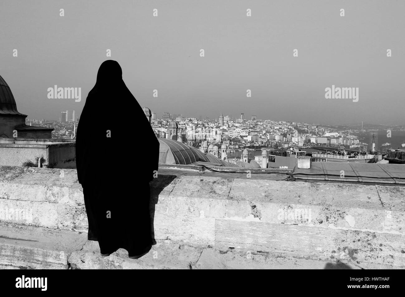 Verschleierte Muslimin beobachten das Stadtbild von Istanbul, Türkei Stockfoto