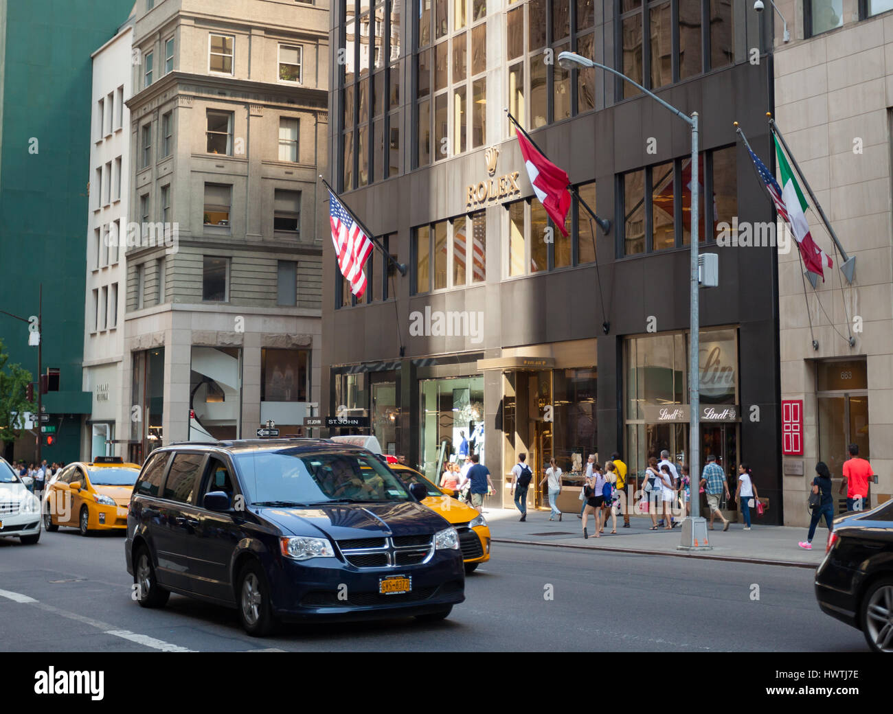 New York City, Usa - 12. Juli 2015: Die Rolex-Gebäude an der Ecke 5th Avenue und 53rd Street in Midtown Manhattan. Fußgänger auf th zu sehen Stockfoto