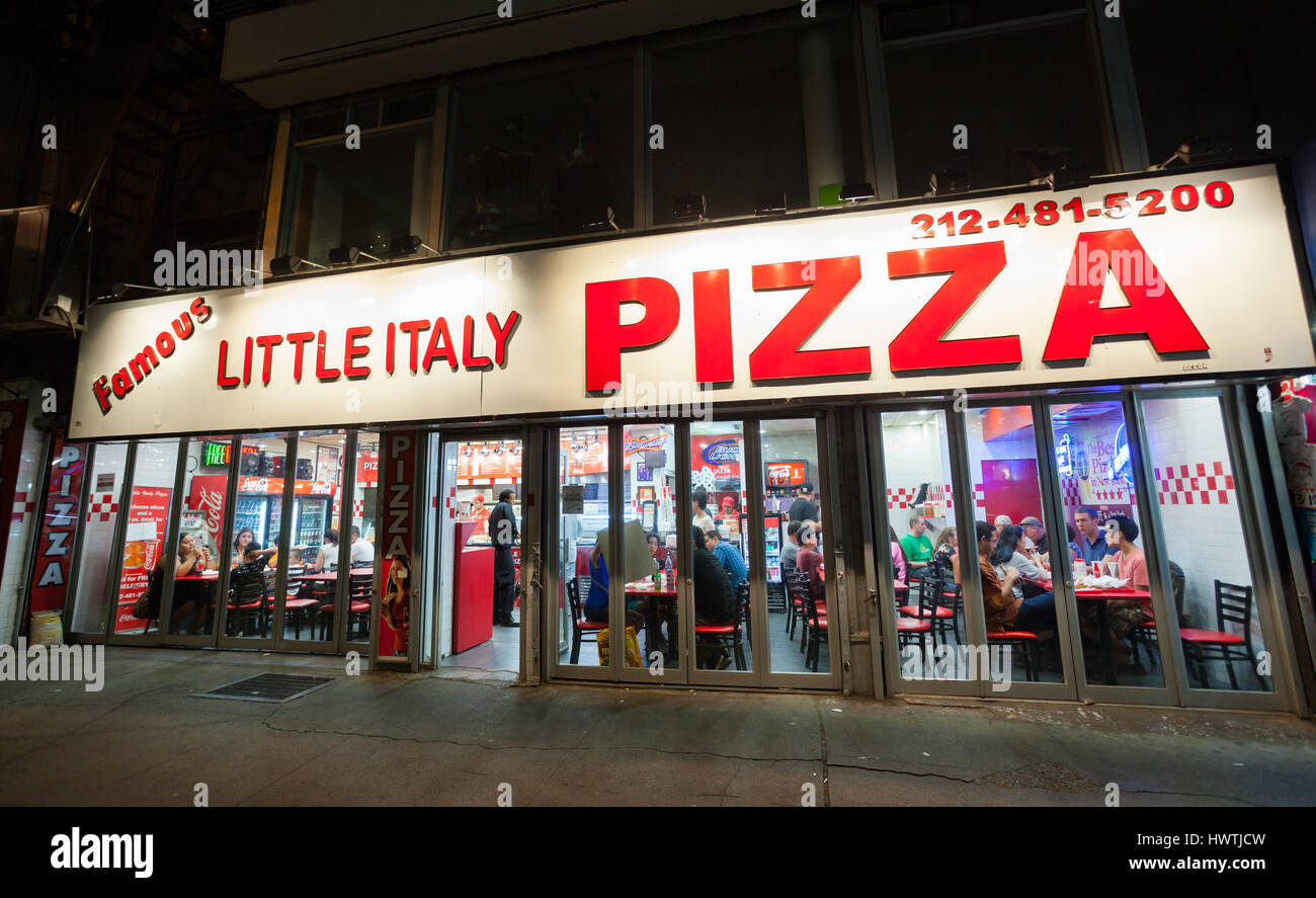 New York City, Usa - 10. Juli 2015: Äußere des berühmten Little Italy Pizza Parlor auf 33rd Street und 5th Avenue in Midtown Manhattan. Stockfoto