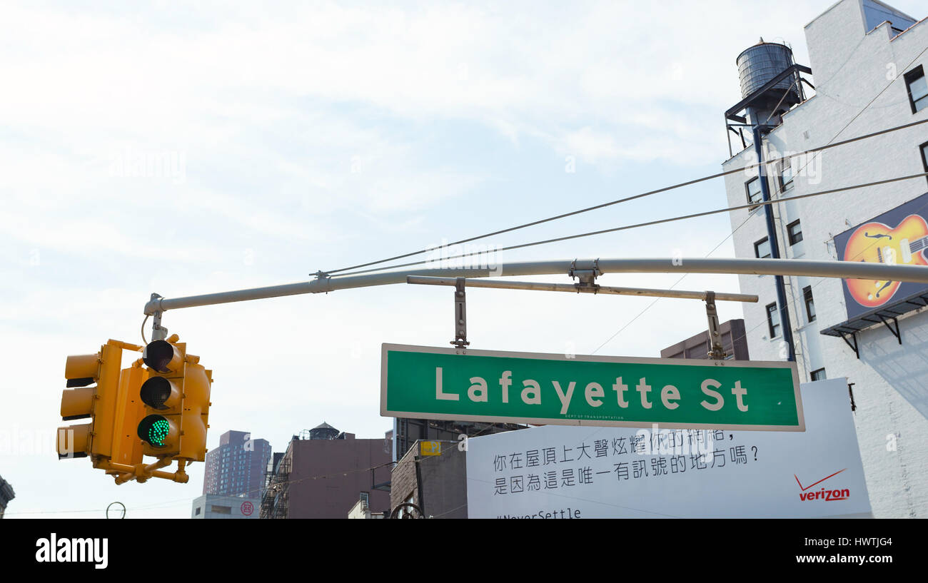 New York City, Usa - 12. Juli 2015: Lafayette ST Zeichen in der Canal Street. Lafayette Street ist einer großen Nord-Süd-Straße in New York Citys niedriger Manhatt Stockfoto