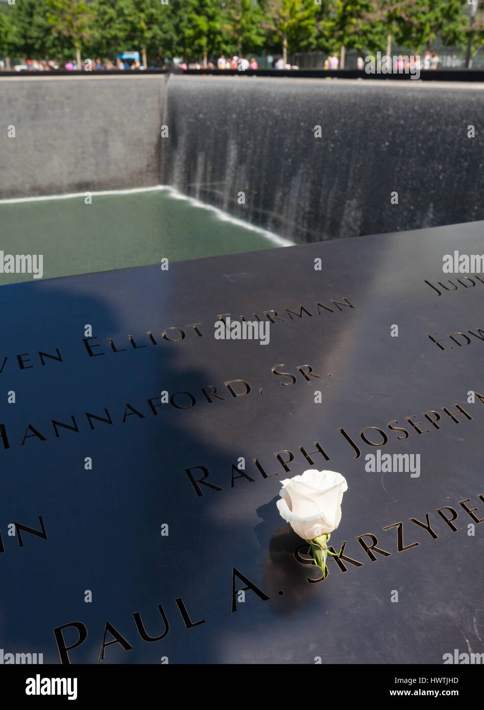 New York City, Usa - 11. Juli 2015: Gedenkstätte für die Opfer des 11. September 2001 auf der Stelle, wo die Twin Towers in Manhattan Stand Brunnen. Stockfoto