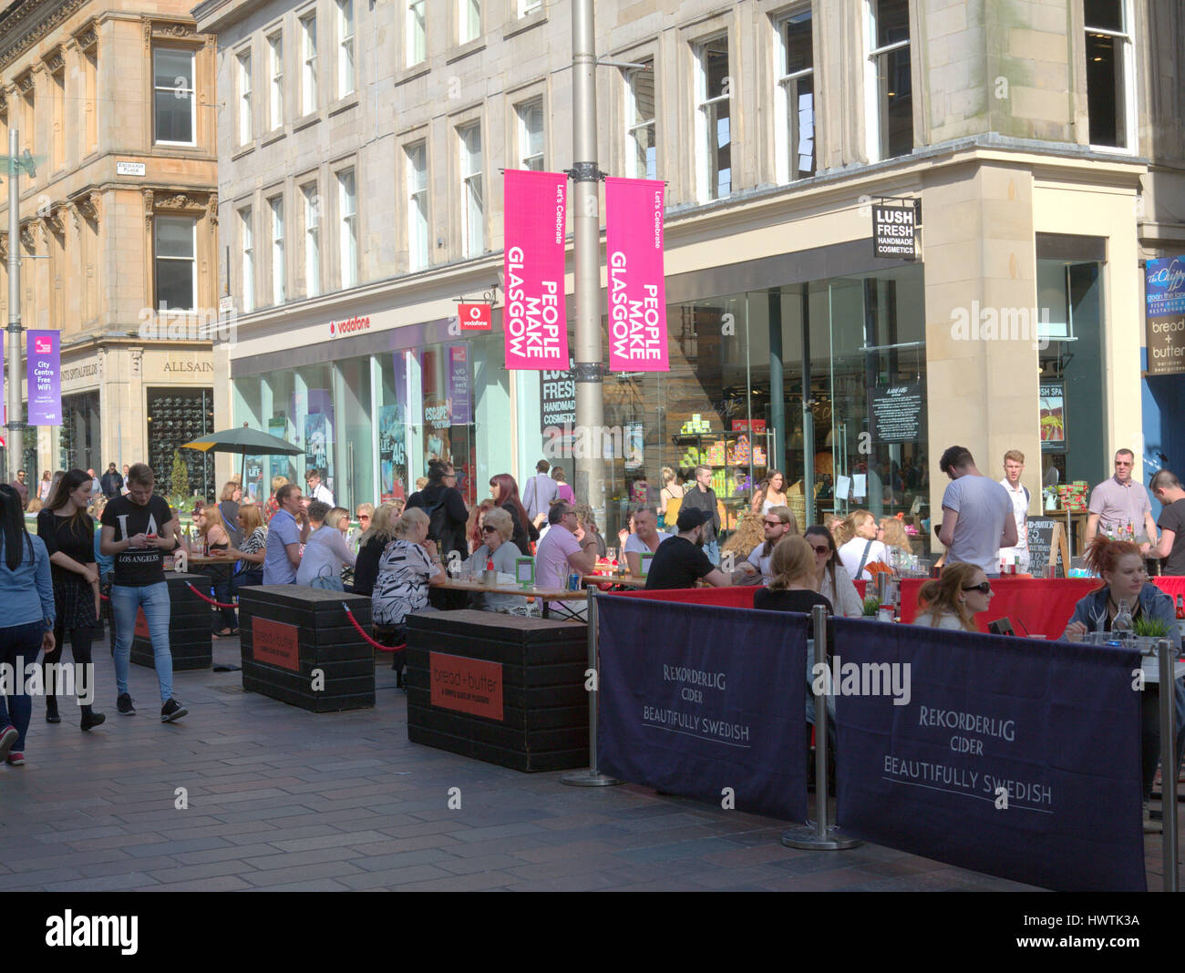 Glasgow City Stadtbild Straßenszene Buchanan Street Shopping-Fans und Touristen im Café Straße schwedische Rekorderlig cider Stockfoto