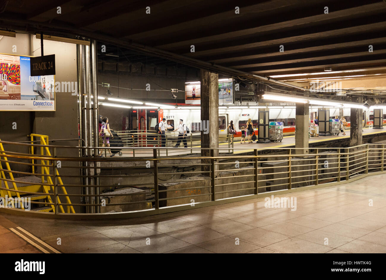 New York City, USA - 11. Juli 2015: Zug und U-Bahn verfolgt innerhalb des Grand Central Station, Manhattan. Es ist der weltweit größte Train Station hat Bla Stockfoto