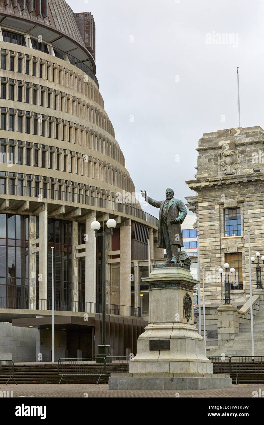 Richard John Seddon-Statue auf dem Parliament House und Beehive, Wellington, Neuseeland Stockfoto