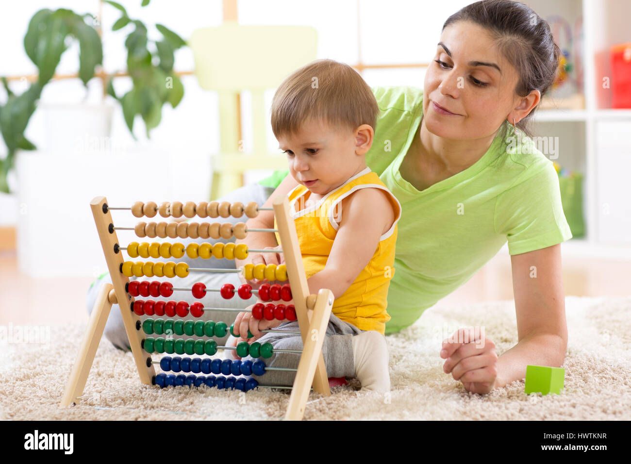 Kind und Mutter mit Abacus zu Hause spielen Stockfoto
