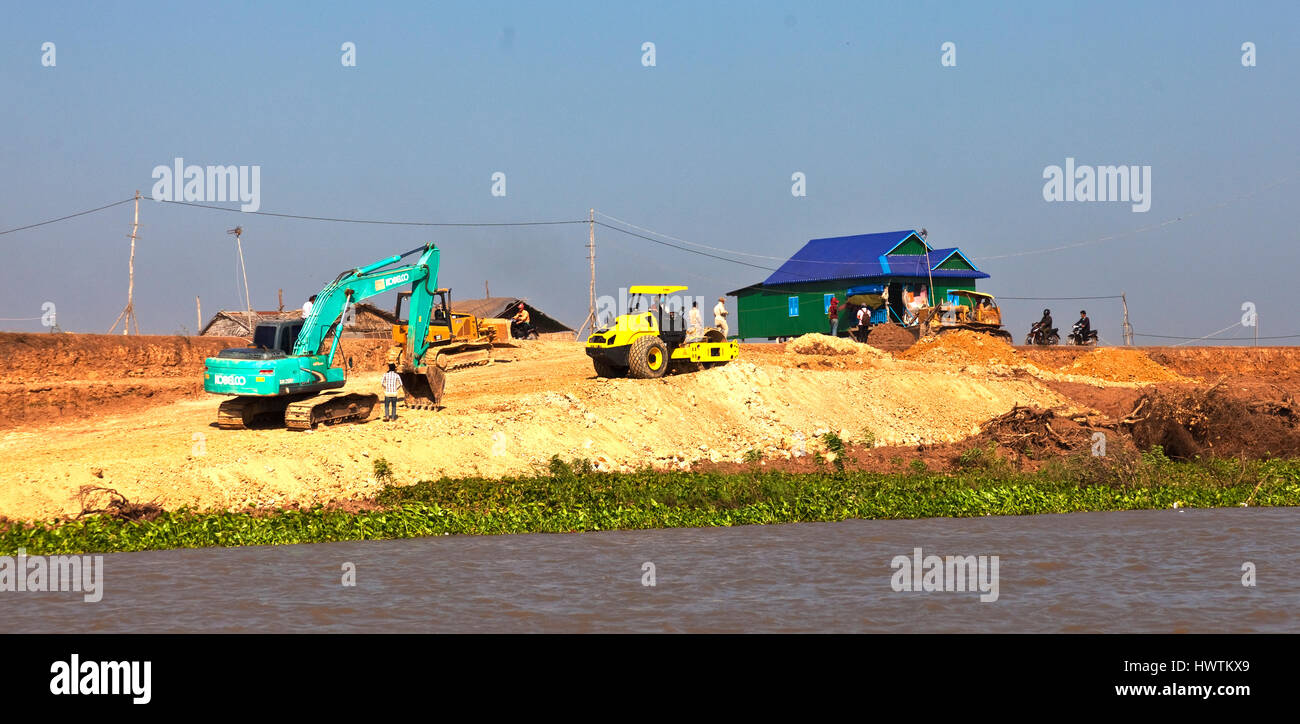 Bauarbeiten im Gange, Flussufer in Kampong Chhnang gegen erwartete Hochwasser zu erhöhen Stockfoto