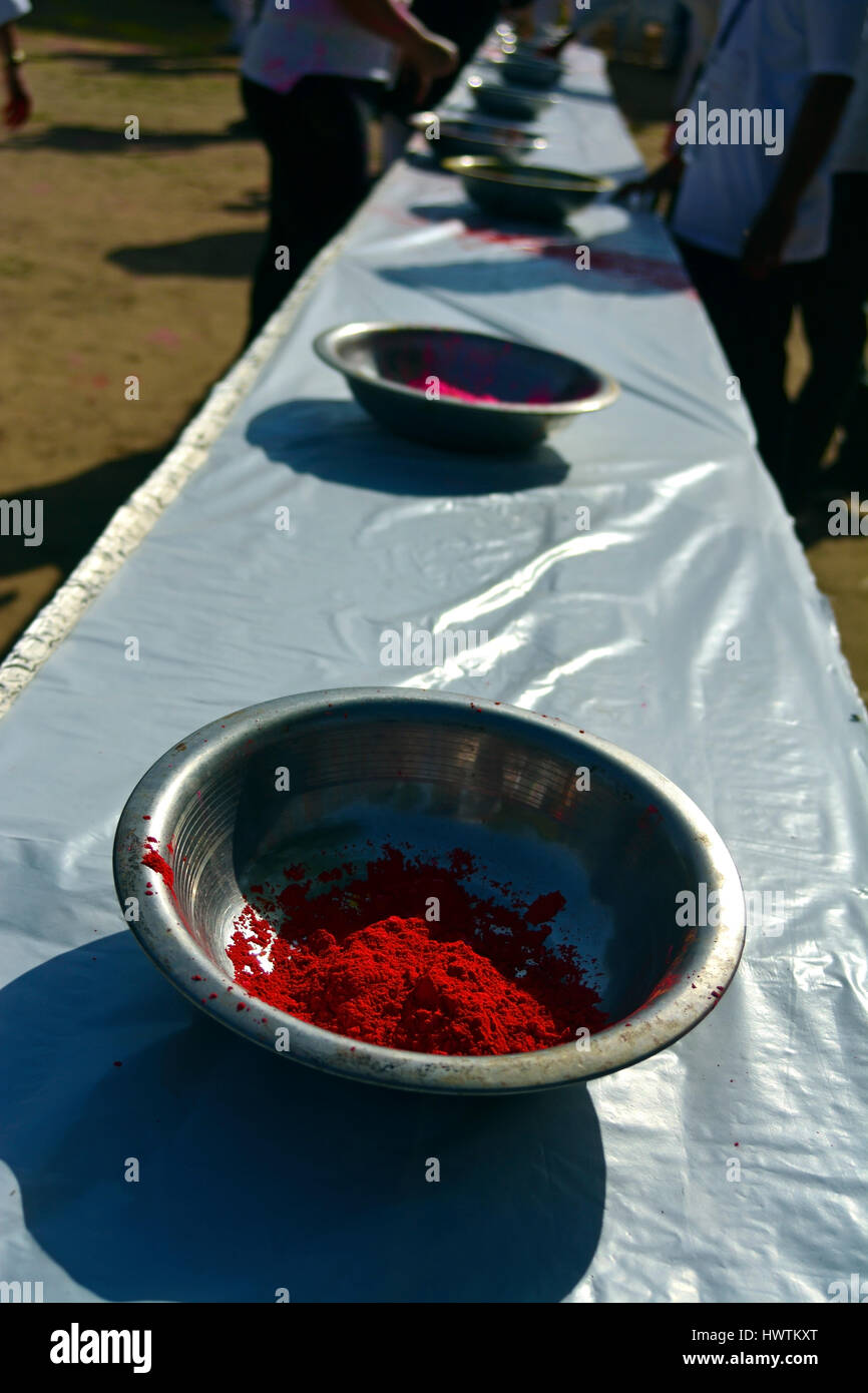 Farben in der Schüssel für Feiern Holi Stockfoto