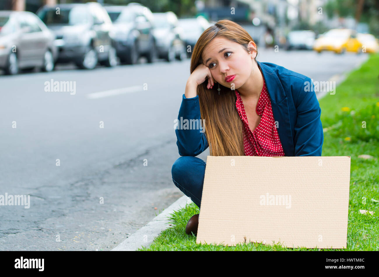 Junge Frau tragen legere Kleidung, sitzen im Freien halten Karton Plakat protestieren Konzept Stockfoto