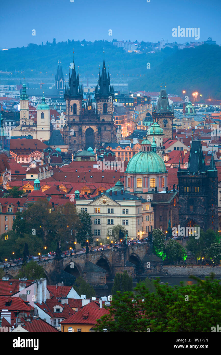 Prager Stadtbild Dämmerung, Blick auf die Gebäude des historischen Zentrums von Ost-Prag, die Stare Mesto, beleuchtet in der Dämmerung, Tschechische Republik. Stockfoto