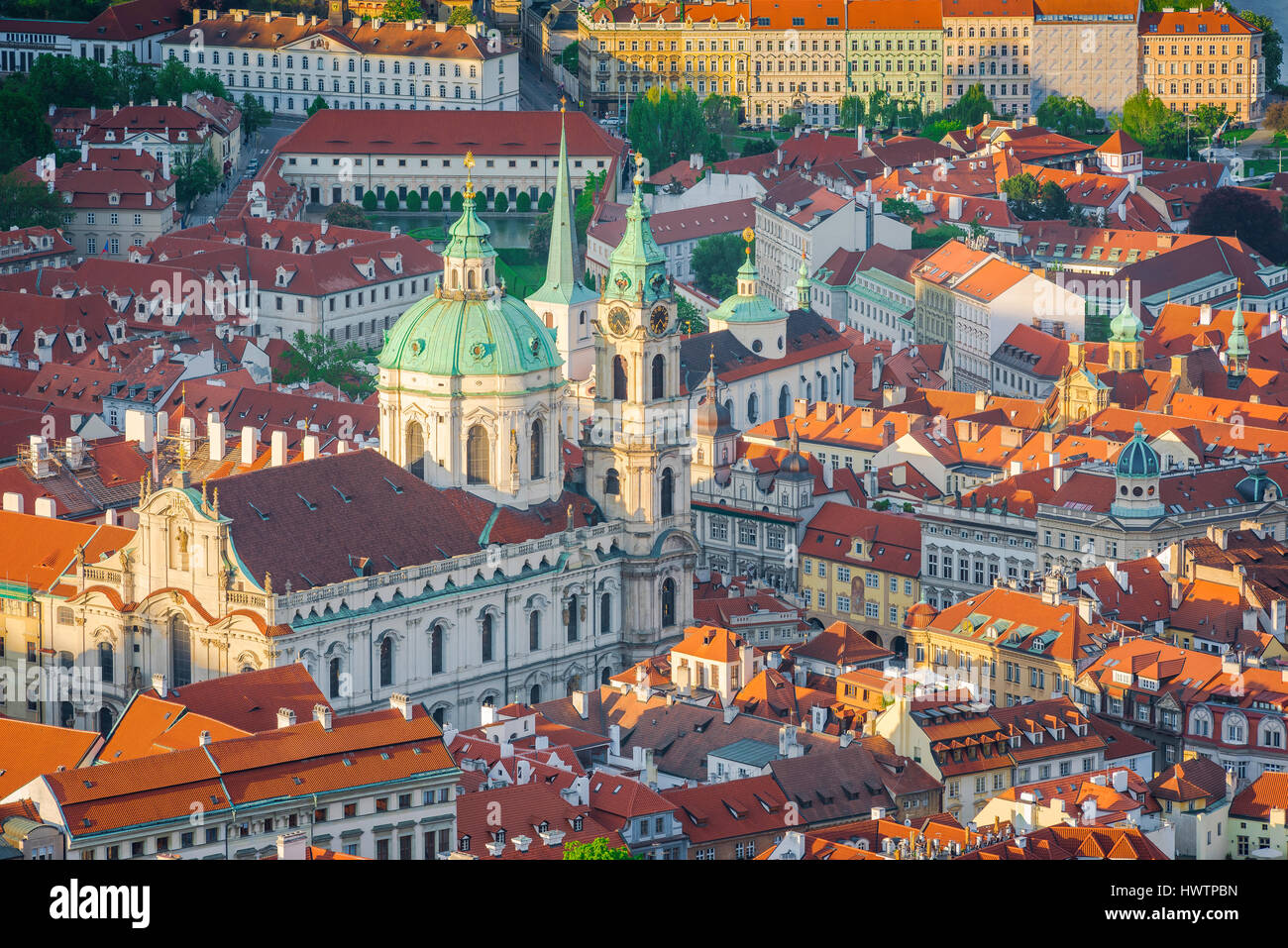 Mala Strana Prag, Luftaufnahme der Altstadt Mala Strana mit der SV Mikulas Kirche im Zentrum, Prag, Tschechien, Europa. Stockfoto