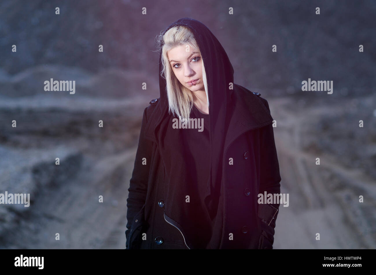 Junge Frauen tragen schwarzen Kapuze in Natur Nachtaufnahme Stockfoto