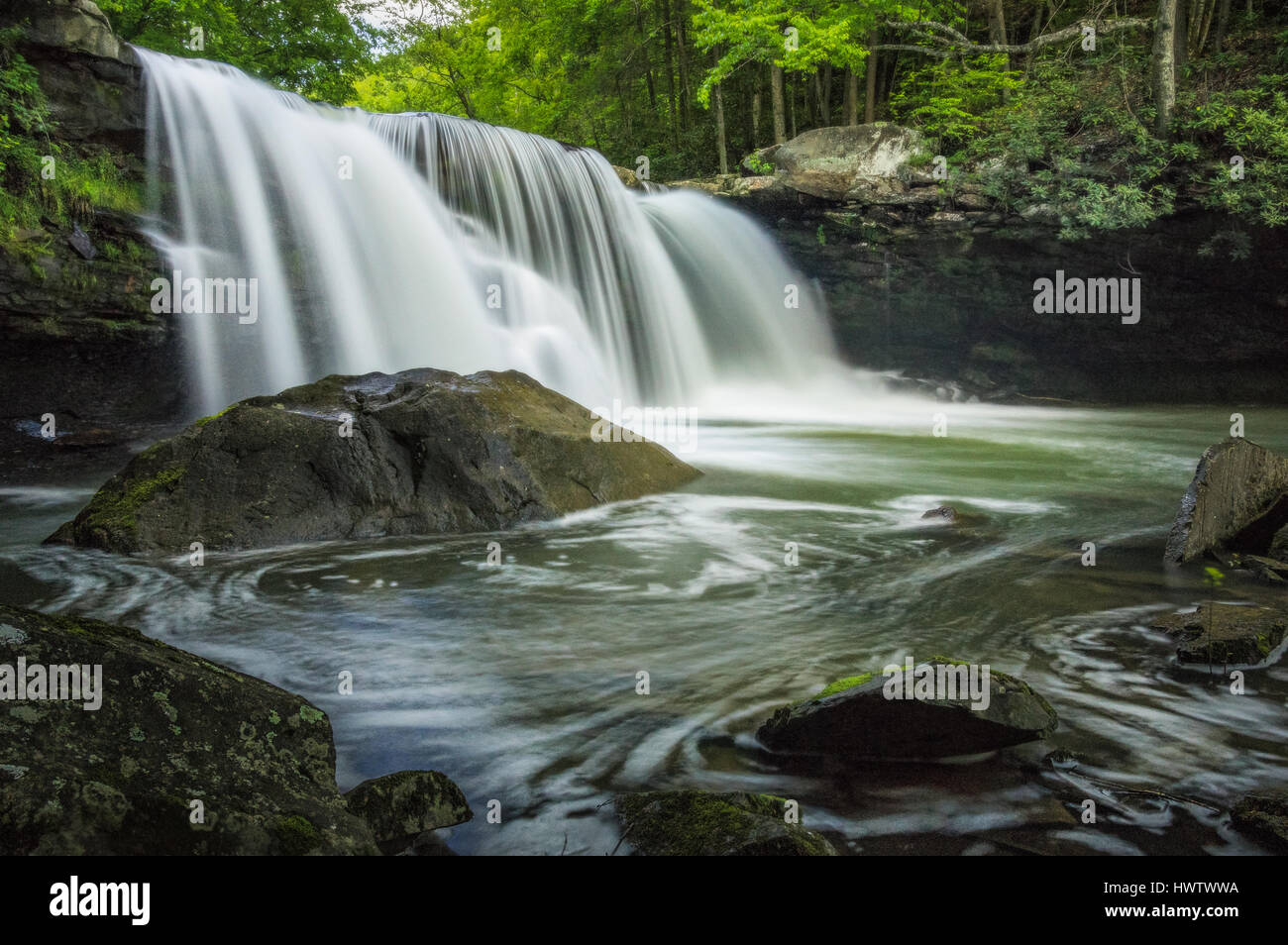 Späten Frühjahr fließen auf den großen fällt der Mill Creek in Ansted, West Virginia. Stockfoto