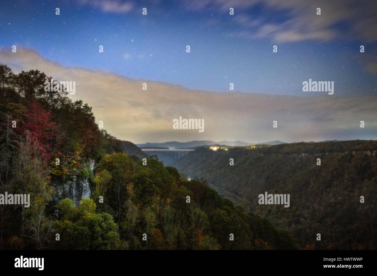Eine kreative Mischung aus Mehrfachbelichtungen von der New River Gorge, die während der Nacht und Tag.  Ein Kletterer hängt gegen die Unermesslichkeit der Schlucht Stockfoto