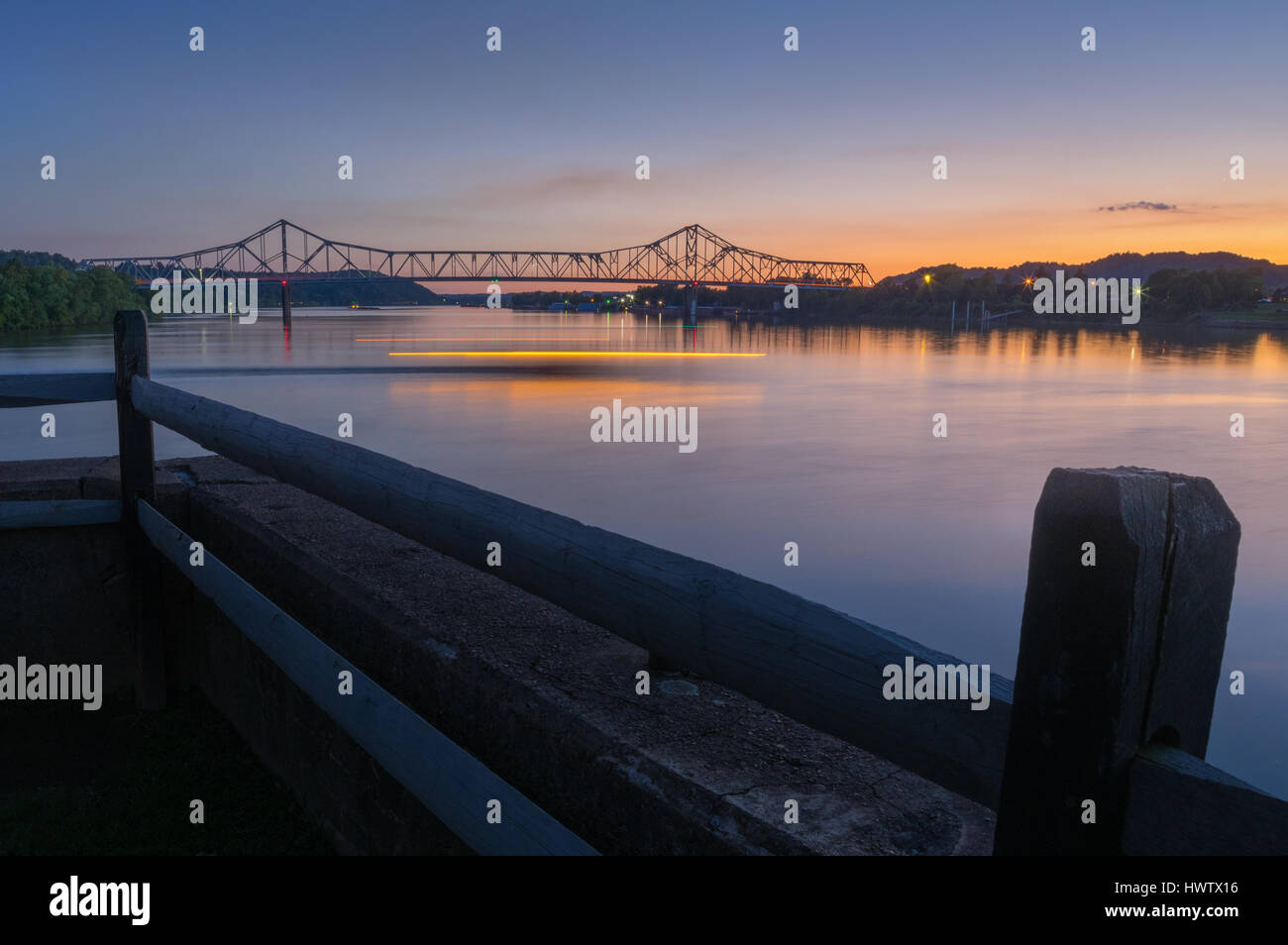 Dämmerung beginnt, wo der Kanawha Ohio Flüsse vom Tu-Endie-Wei Park in Punkt Pleasant beizutreten und wie die Lichter von einem kleinen Boot rundet die Ecke. Stockfoto