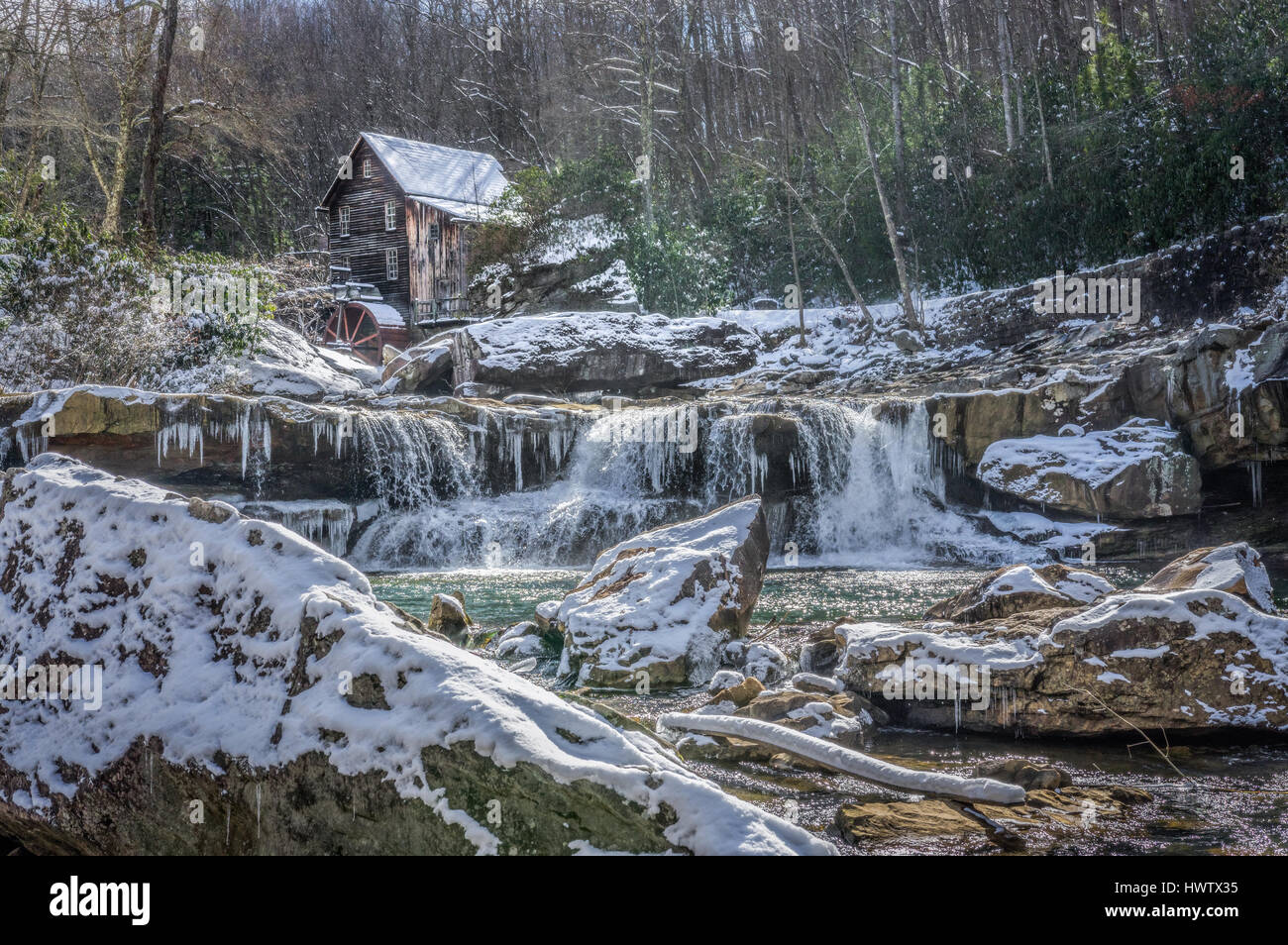 Ein frischer Anstrich von Eis und Schnee markiert das Ende des Winters auf der alten Grist Mill im Babcock State Park in West Virginia. Stockfoto