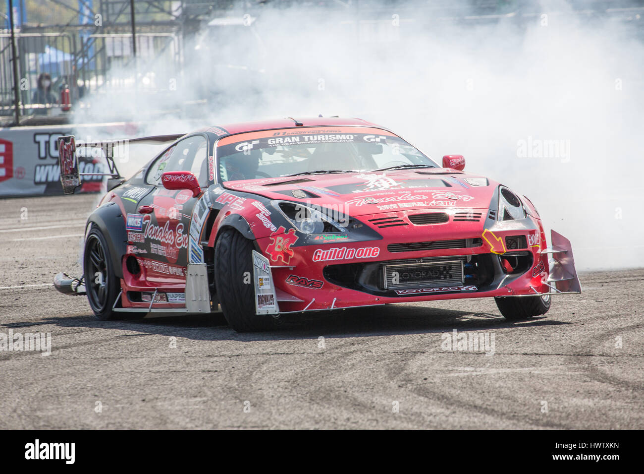 Tokio, Japan. 18. April 2015. Yuji Tanaka der KONDOH-GUMI mit NICHIEI, führt während der D1 Grand Prix in Odaiba Spezialkurs driften. Stockfoto