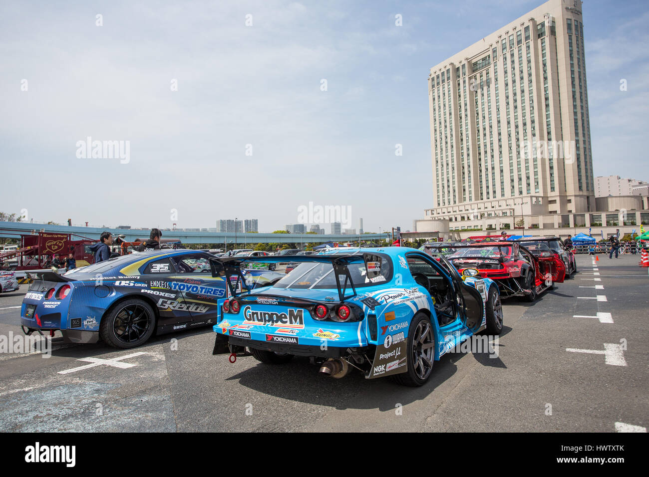Tokio, Japan. 18. April 2015. Drift Autos vor dem Rennen auf der Runde 1 der D1 Grand Prix in Odaiba Spezialkurs. Stockfoto