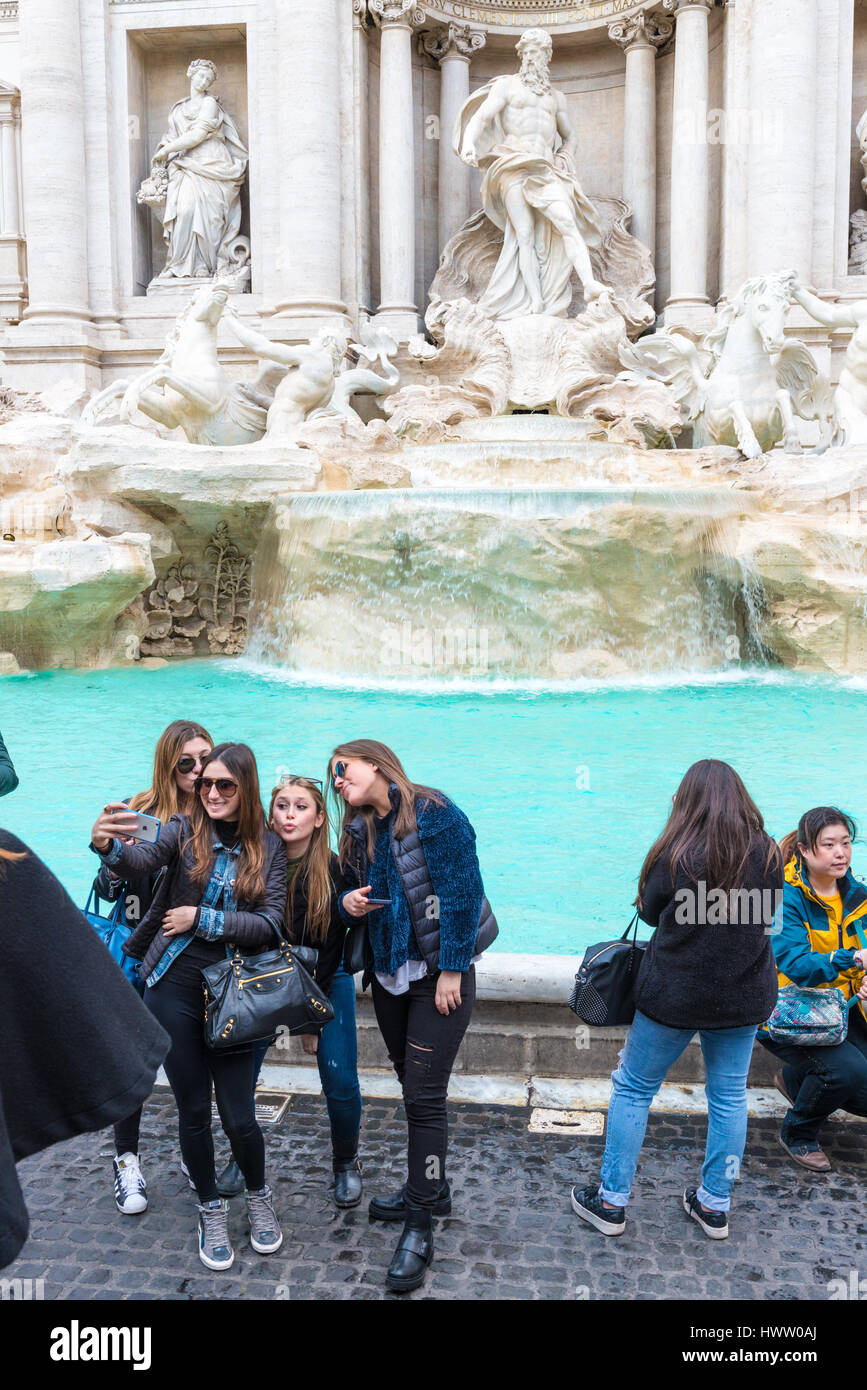 Rom, Italien - 3. Februar 2017: Vier junge Mädchen, die eine Selfie vor dem Trevi-Brunnen, am 3. Februar 2017 in Rom, Italien Stockfoto