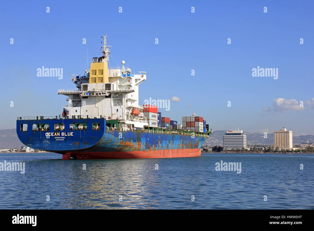 Ozean Blau Frachter im Hafen, Jamaika Stockfoto