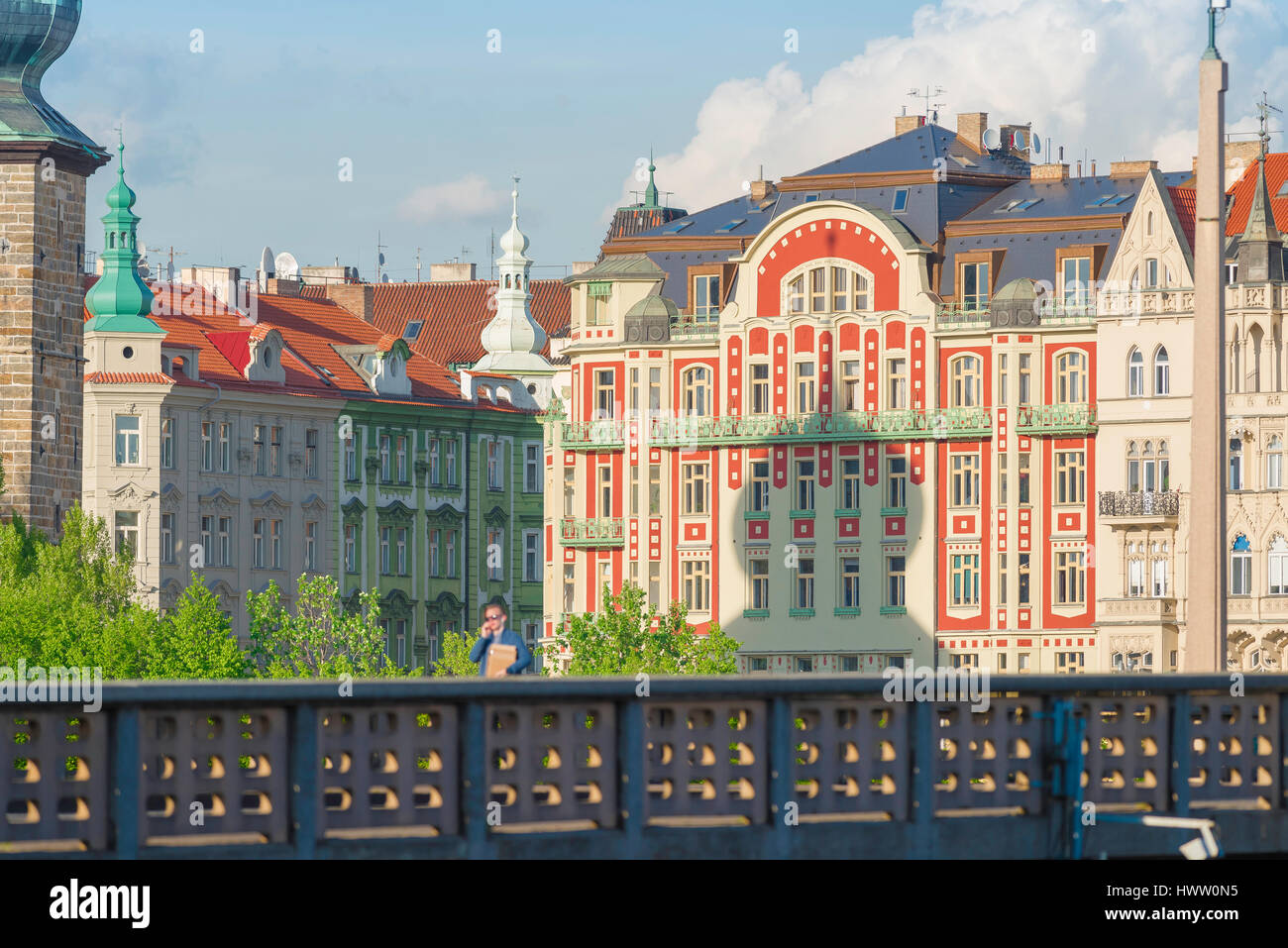 Prager Jugendstil-Architektur, Pastell farbigen Jugendstil-Gebäude neben dem Fluss Vltava in Nove Mesto Bezirk von Prag, Tschechische Republik. Stockfoto