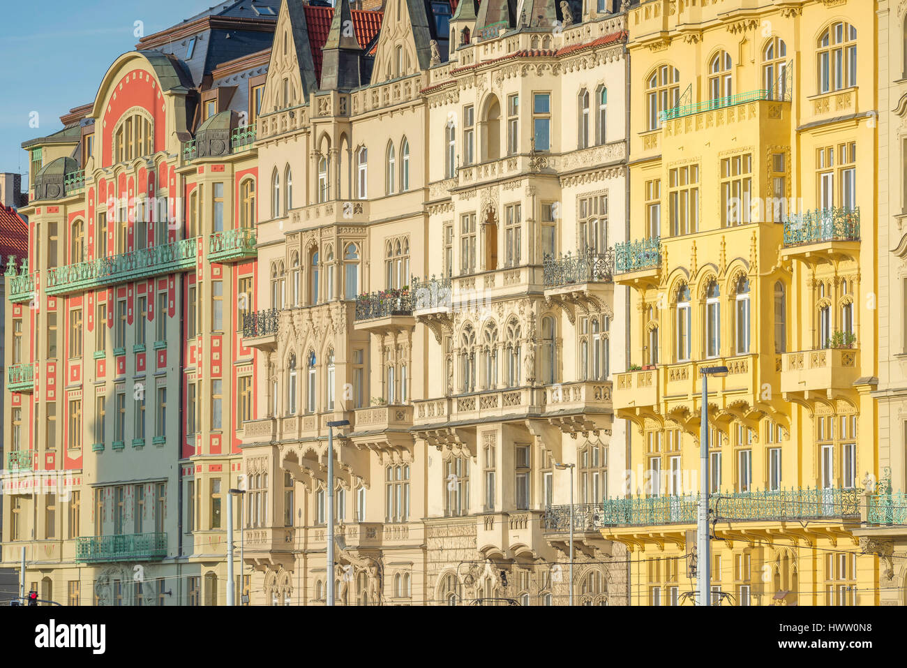 Prager Jugendstil-Architektur, Pastell farbigen Jugendstil-Gebäude neben dem Fluss Vltava in Nove Mesto Bezirk von Prag, Tschechische Republik. Stockfoto