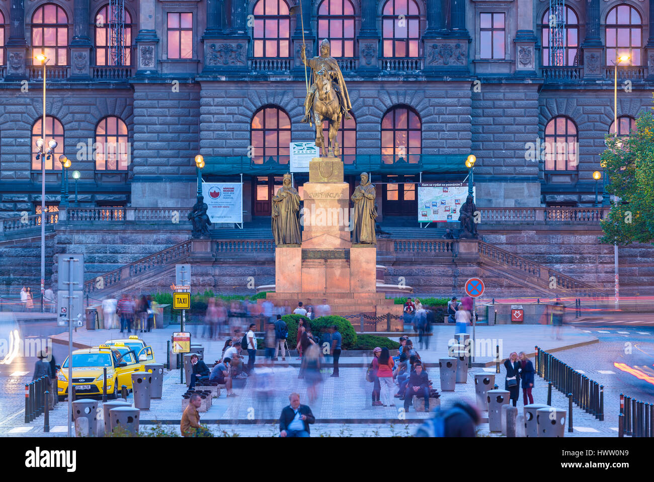 Wenzelsplatz Prag, Windows der Narodni Museum mit Blick auf den Wenzelsplatz reflektieren das Nachleuchten von Sonnenuntergang, Prag, Tschechische Republik. Stockfoto