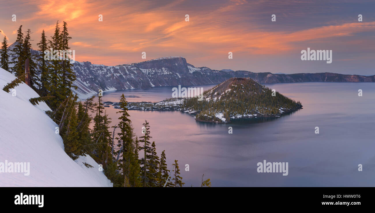 Blick auf Wizard Island in Crater Lake in Oregon, USA. Am Sonnenuntergang fotografiert. Stockfoto