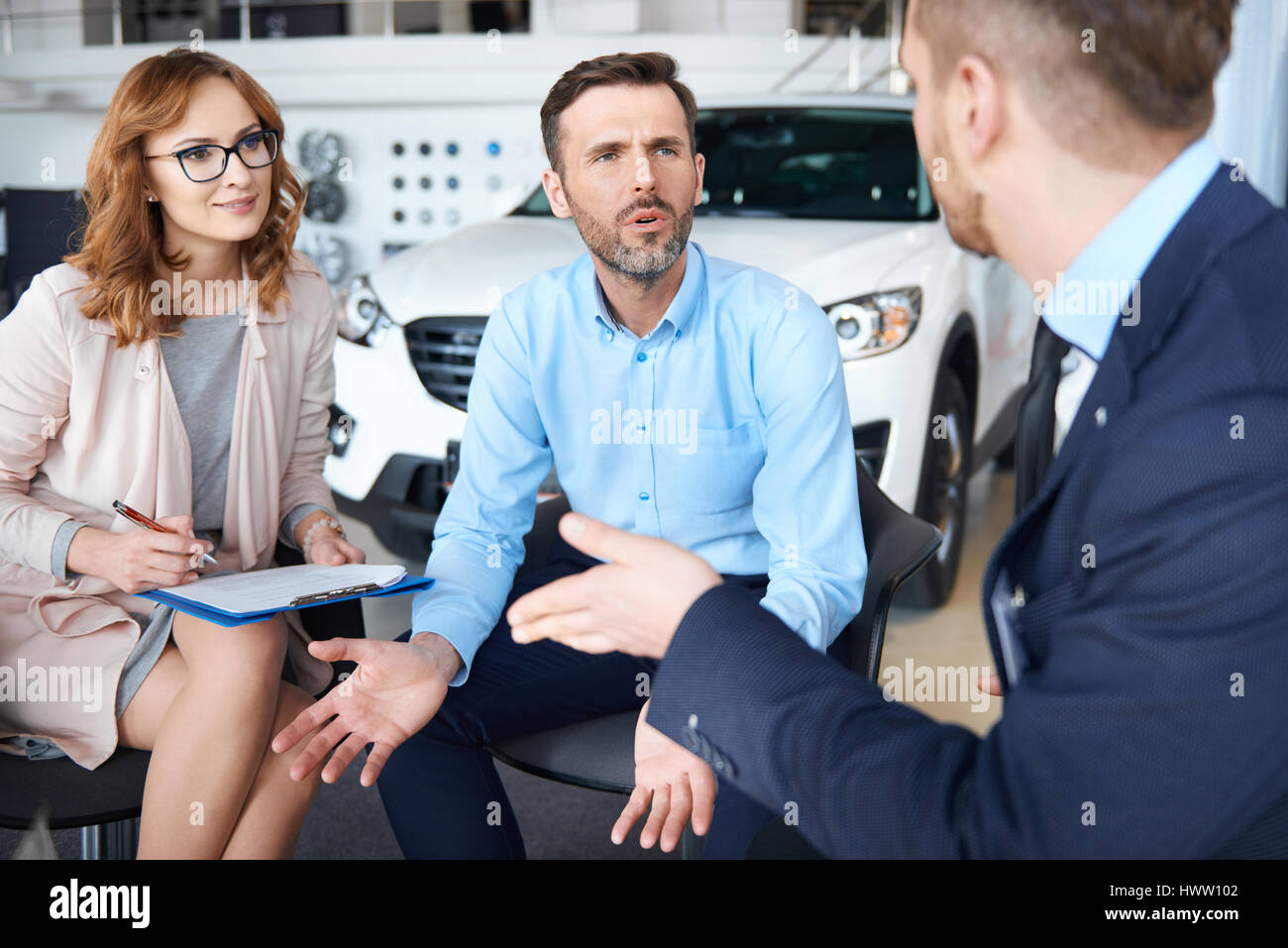 Der Verkäufer erklärt Abkommen Formen hautnah Stockfoto