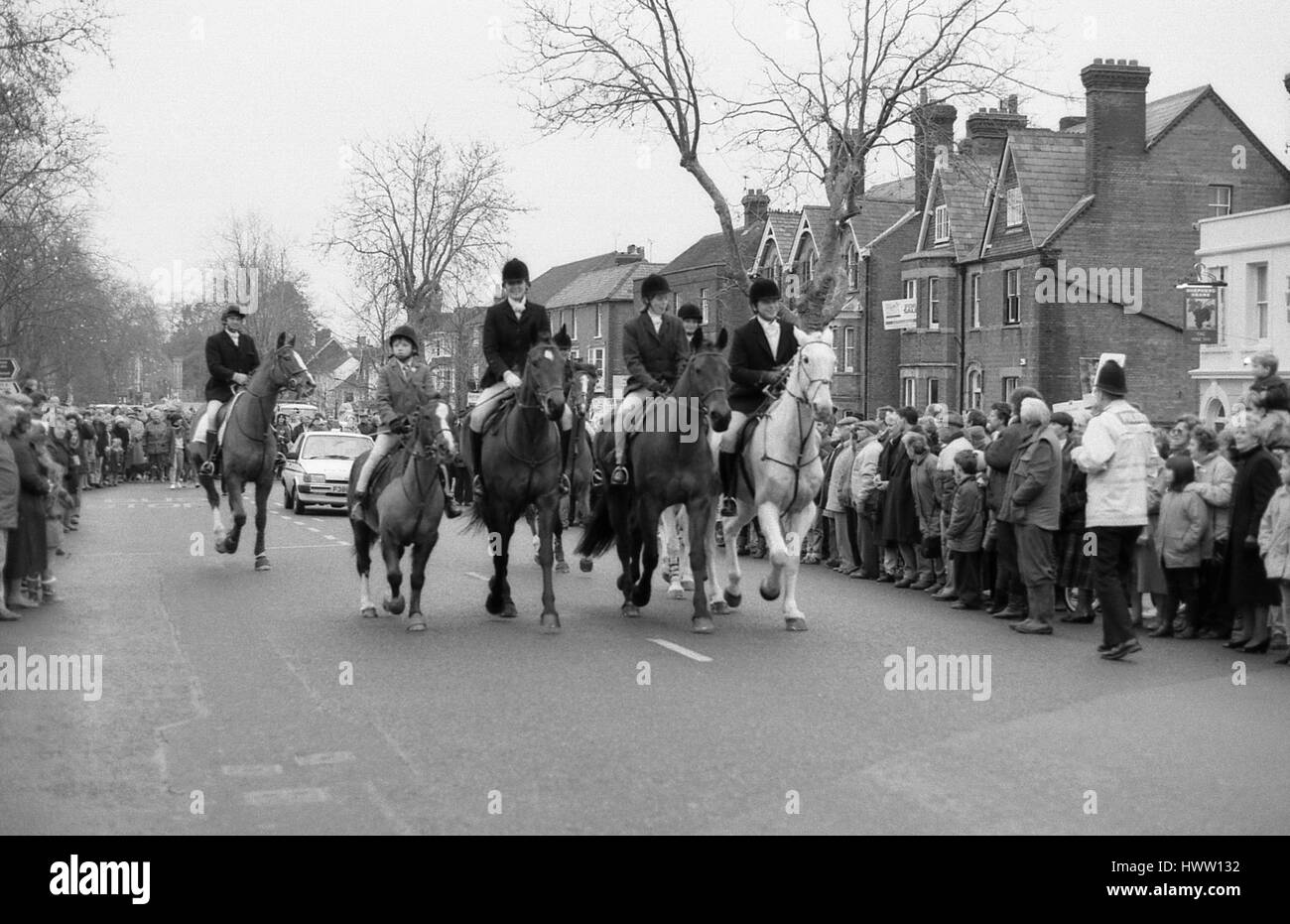 Mitglieder der Ashford Tal Jagd fahren Sie vorbei anti-Fuchsjagd, die Demonstranten auf ihre Boxing Day in Tenterden in Kent, England am 26. Dezember 1992 treffen. Stockfoto