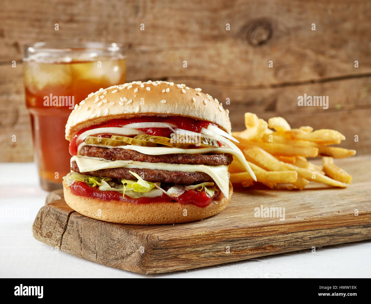 frische leckere Burger und Kartoffeln auf Holzbrett Stockfoto