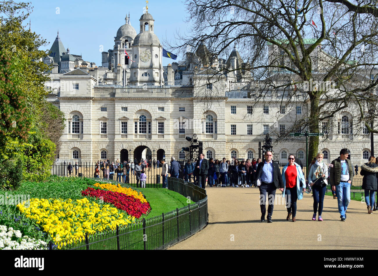 London, England, Vereinigtes Königreich. Horse Guards Parade und die Household Cavalry Museum von St James' Park gesehen. Frühling Stockfoto