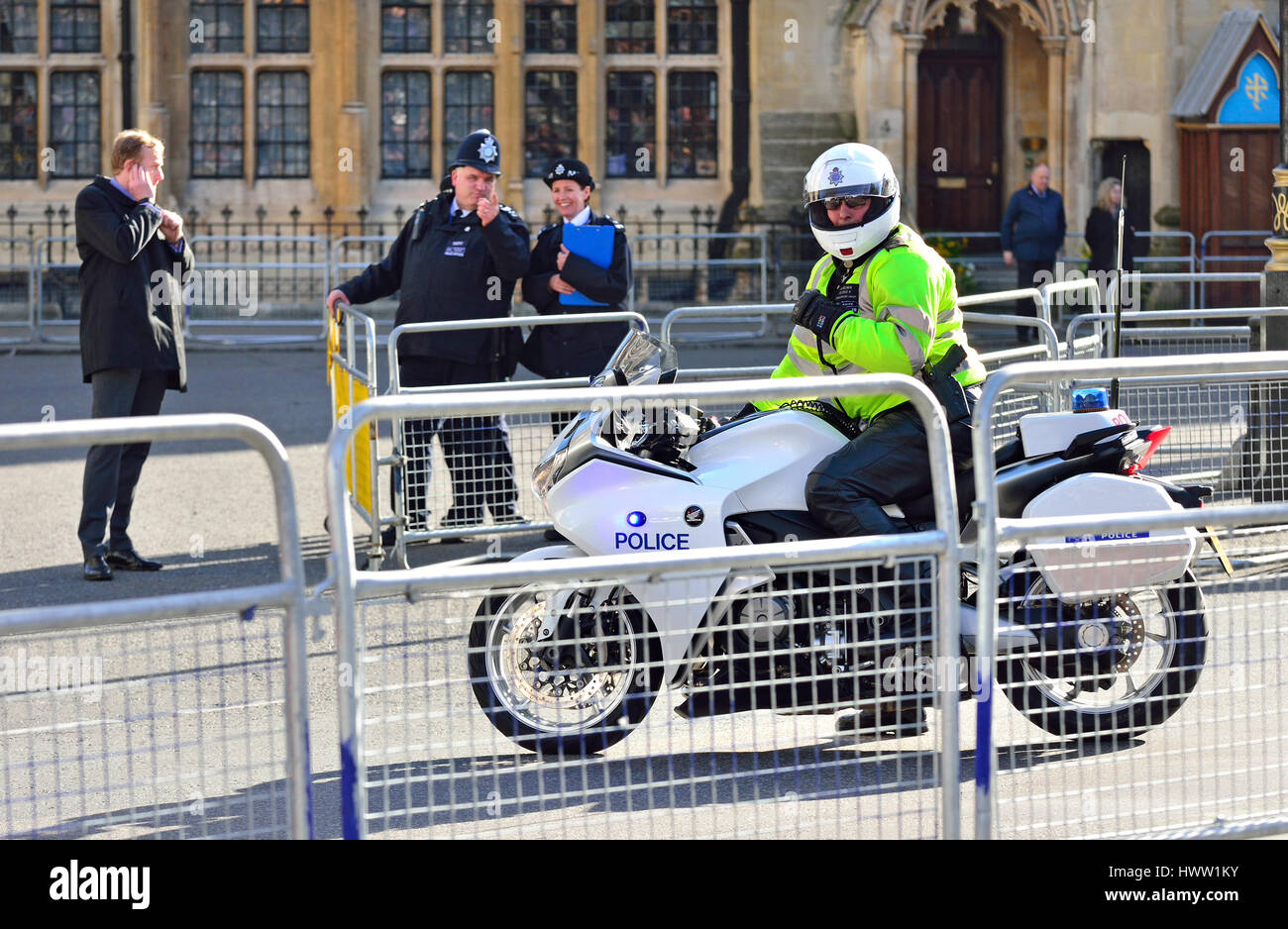London, England, Vereinigtes Königreich. Mitglied der Metropolitan Police Special Escort Group begleitet die Königin Auto in der Westminster Abbey - Honda VFR1200F Stockfoto