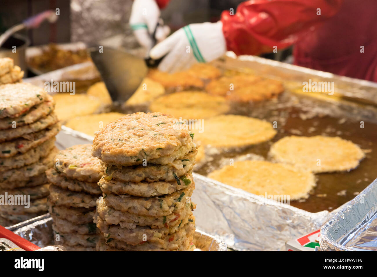 koreanische traditionelle Markt Lebensmittel: Mungobohnen Pfannkuchen. de konzentriert durch, machen Lust auf Snapshot. Stockfoto