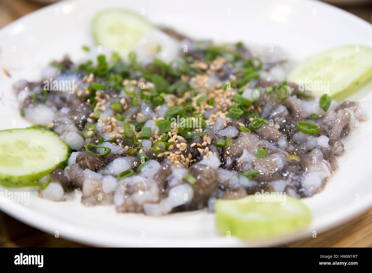 Korea traditionelle Ausdauer Lebensmittel: rohe Oktopus unscharf gestellt wegen, um ein Gefühl wie Schnappschuss zu machen. Stockfoto