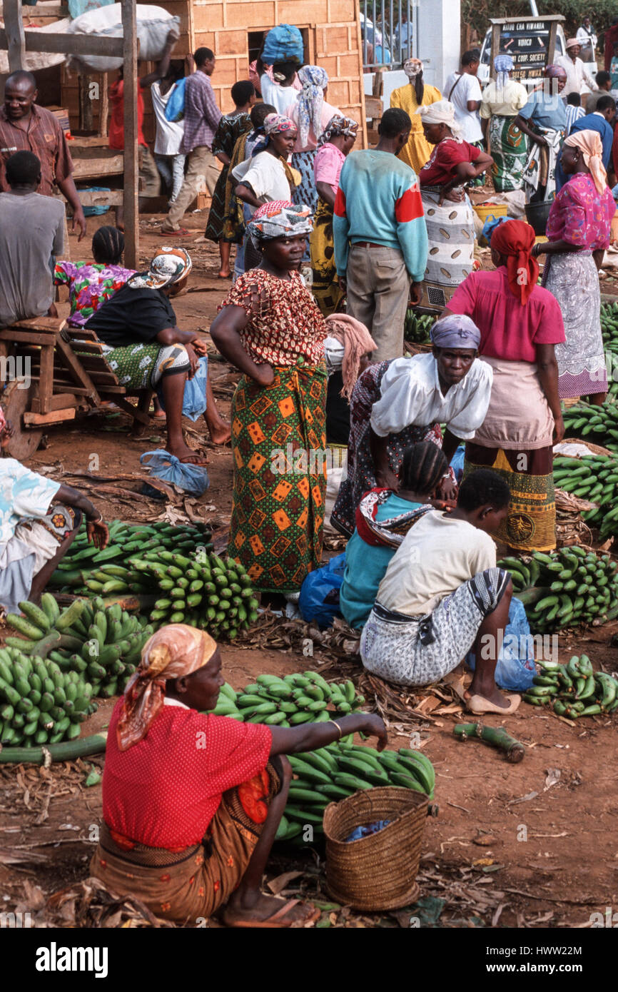 Frauen verkaufen anbringen Bananen auf einem belebten Markt in Kwasadala, Kilimanjaro-Region, Tansania Stockfoto