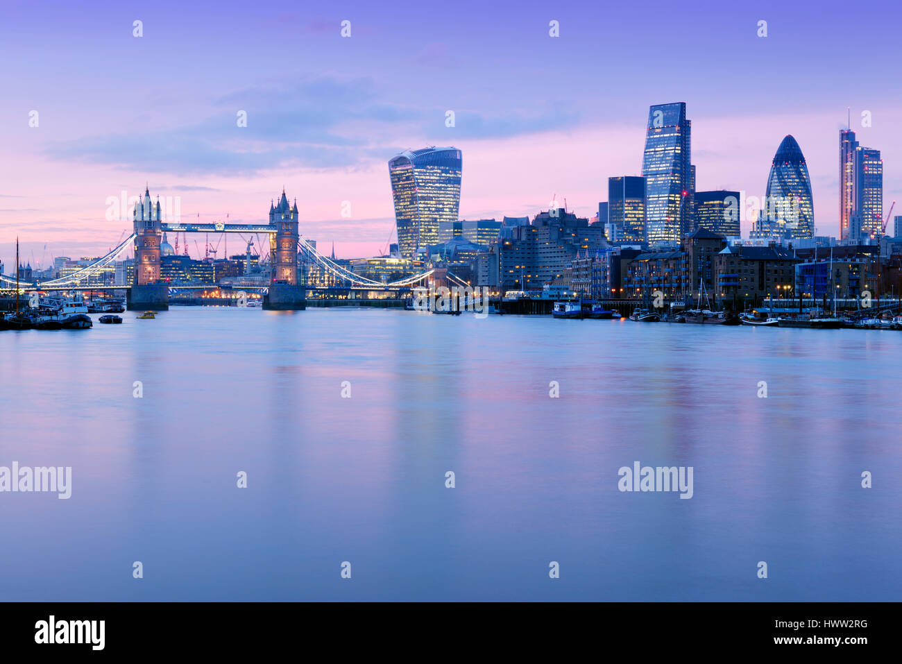 UK, London, Skyline mit Themse und die Tower Bridge in der Dämmerung Stockfoto