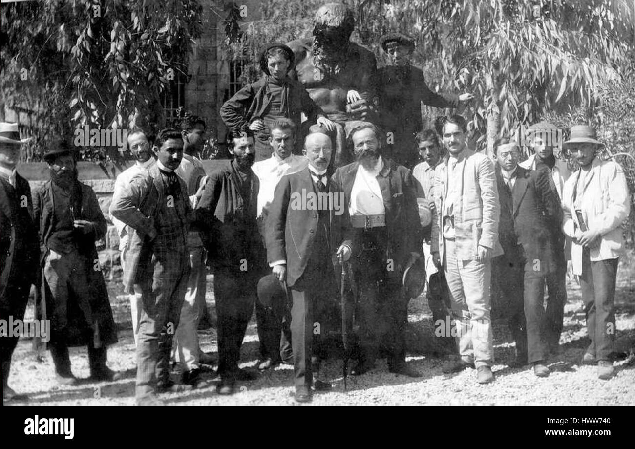 Boris Schatz, Ahad Ha'am und Studenten von Bezalel, im Garten des Instituts 1912 Stockfoto