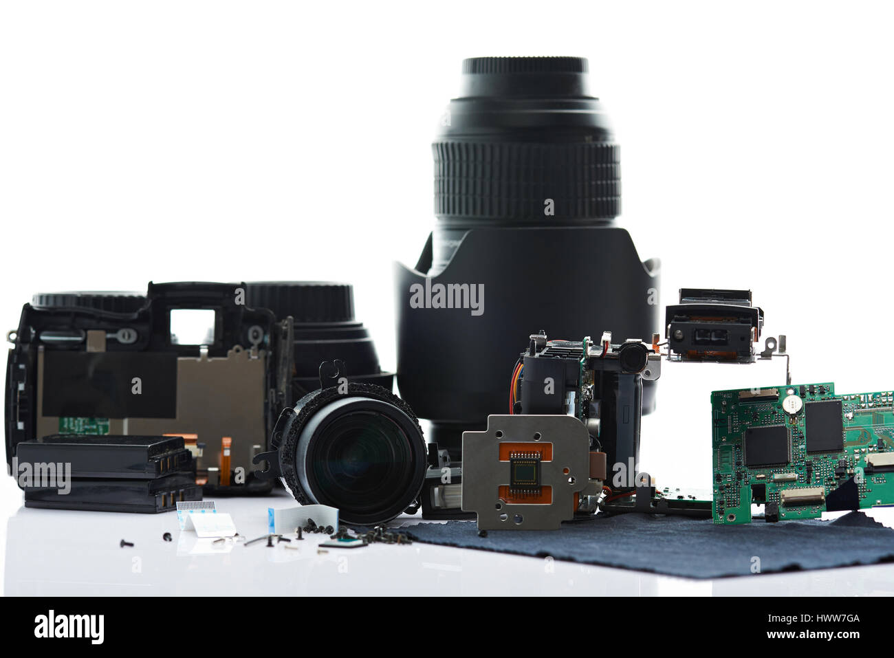 Moderne Foto Kamerateile isoliert auf weißem Hintergrund zerlegt. DSLR-Reparatur-service Stockfoto