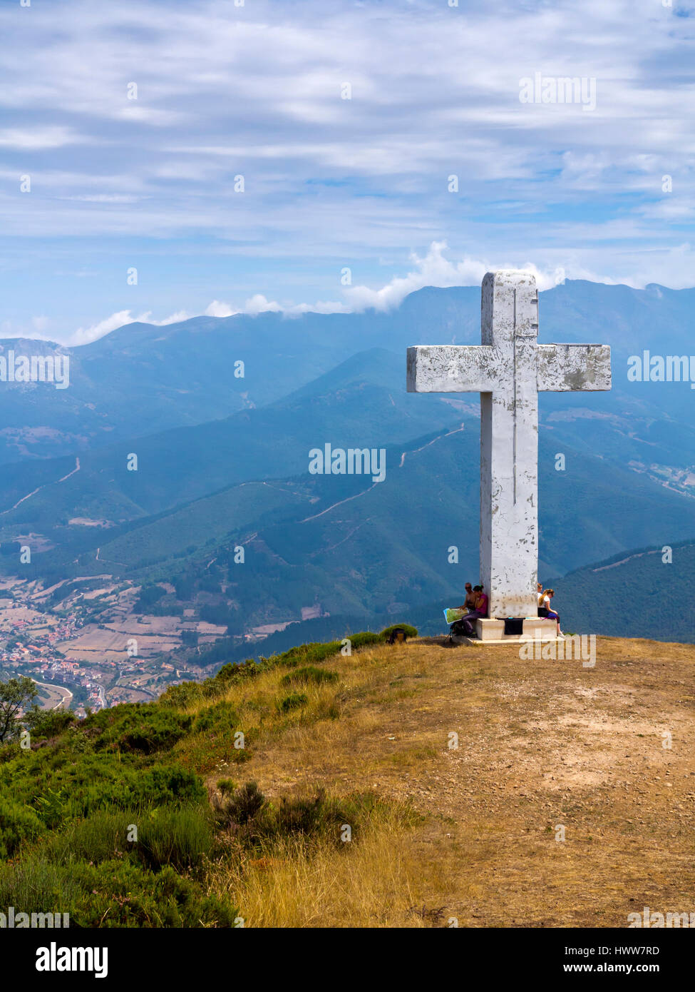 Bergen am La Viorna in der Nähe von Potes im Nationalpark Picos de Europa Kantabrien Spanien mit Kruzifix auf Gipfel Stockfoto