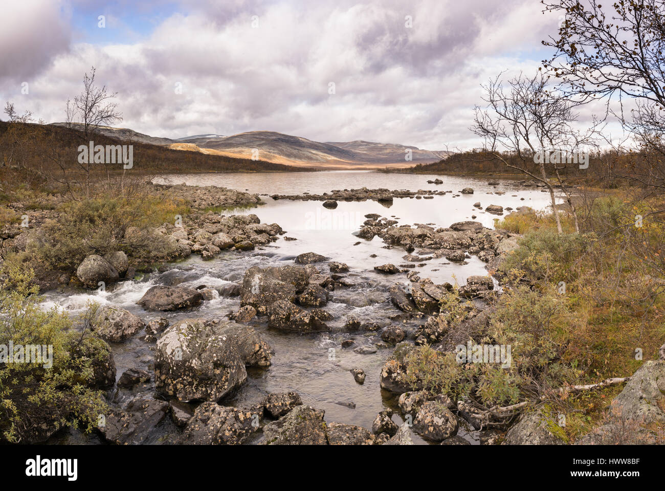 HERBSTLICHE ANSICHT VON LAPPLAND IN SCHWEDEN IN DER NÄHE DER NORWEGISCHEN, FINNISCHEN UND SCHWEDISCHEN GRENZE. Stockfoto