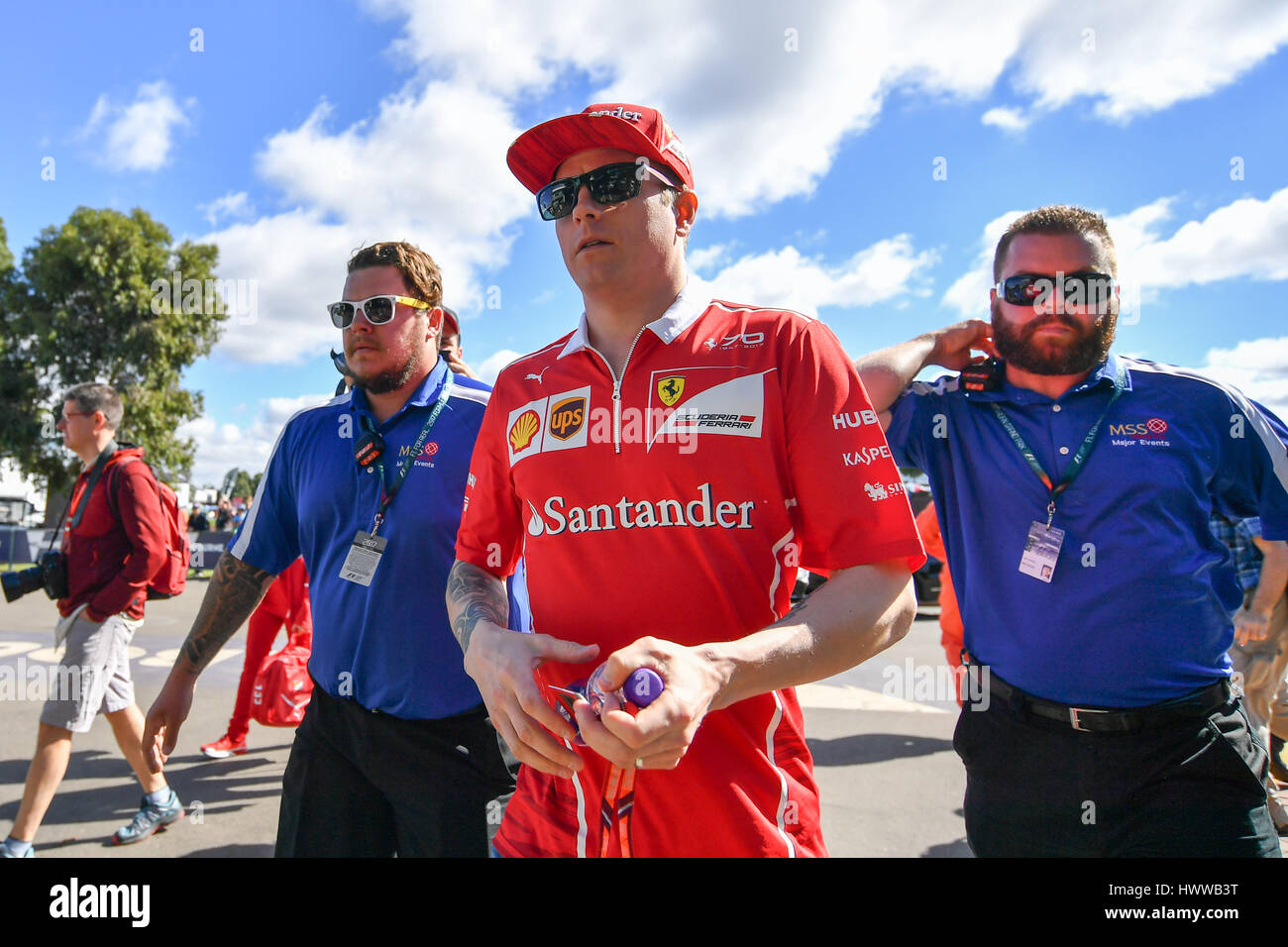 Albert Park, Melbourne, Australien. 23. März 2017. Kimi Räikkönen (FIN) #7 von der Scuderia Ferrari geht ins Fahrerlager bei der 2017 Australian Formula One Grand Prix im Albert Park in Melbourne, Australien. Bildnachweis: Cal Sport Media/Alamy Live-Nachrichten Stockfoto