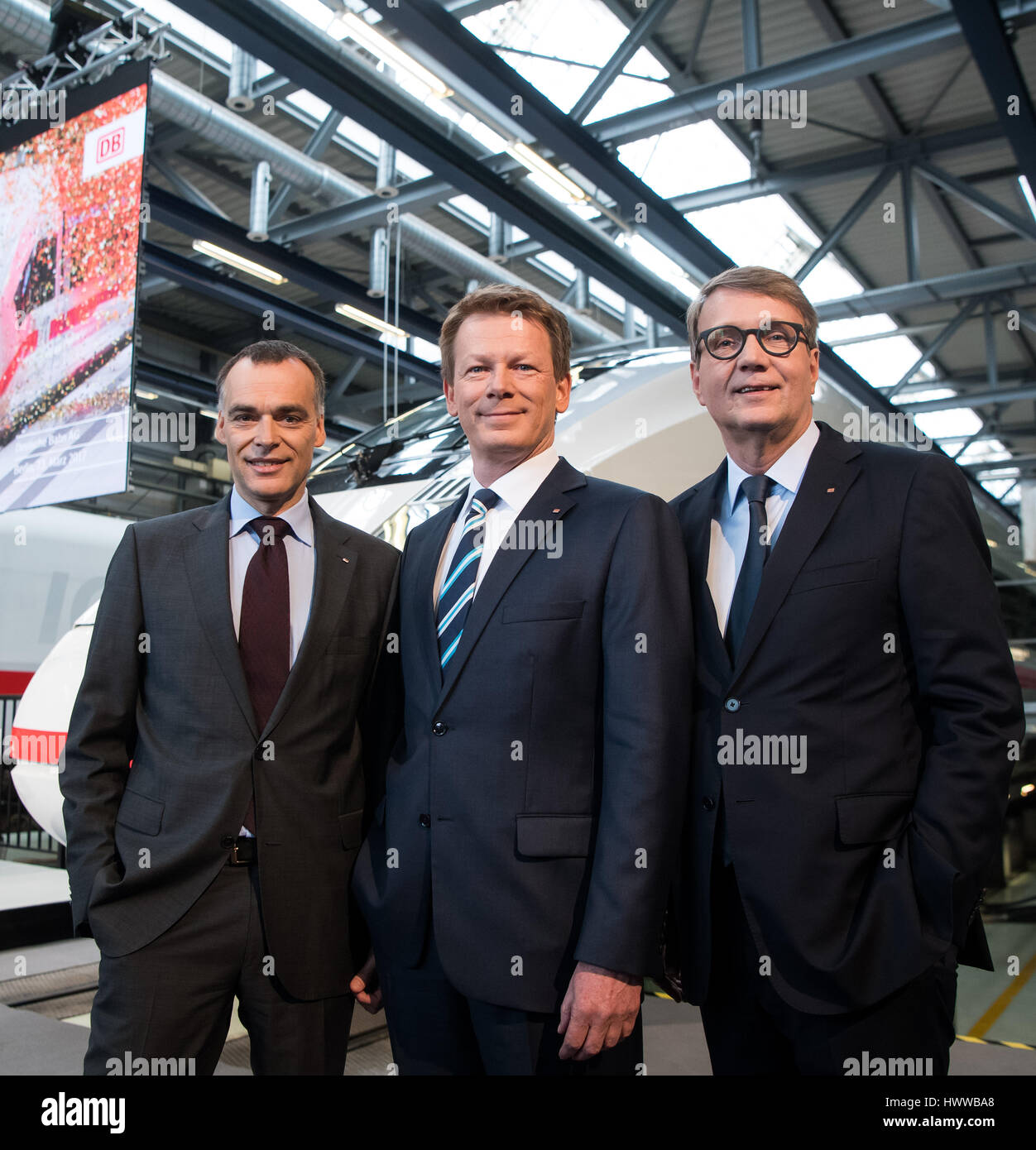 Der neue Chef der Deutschen Bahn Richard Lutz (M) und seine Kollegen  Berthold Huber (L) und Ronald Pofalla präsentieren die Jahreszahlen von  2016 an der ICE-Depot in Berlin, Deutschland, 23. März 2017.