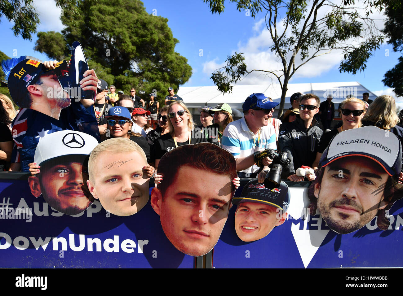 Albert Park, Melbourne, Australien. 23. März 2017. Fans warten auf ihre Papier-Schnitt für Autogramme Outs an die 2017 Australian Formula One Grand Prix im Albert Park in Melbourne, Australien. Bildnachweis: Cal Sport Media/Alamy Live-Nachrichten Stockfoto