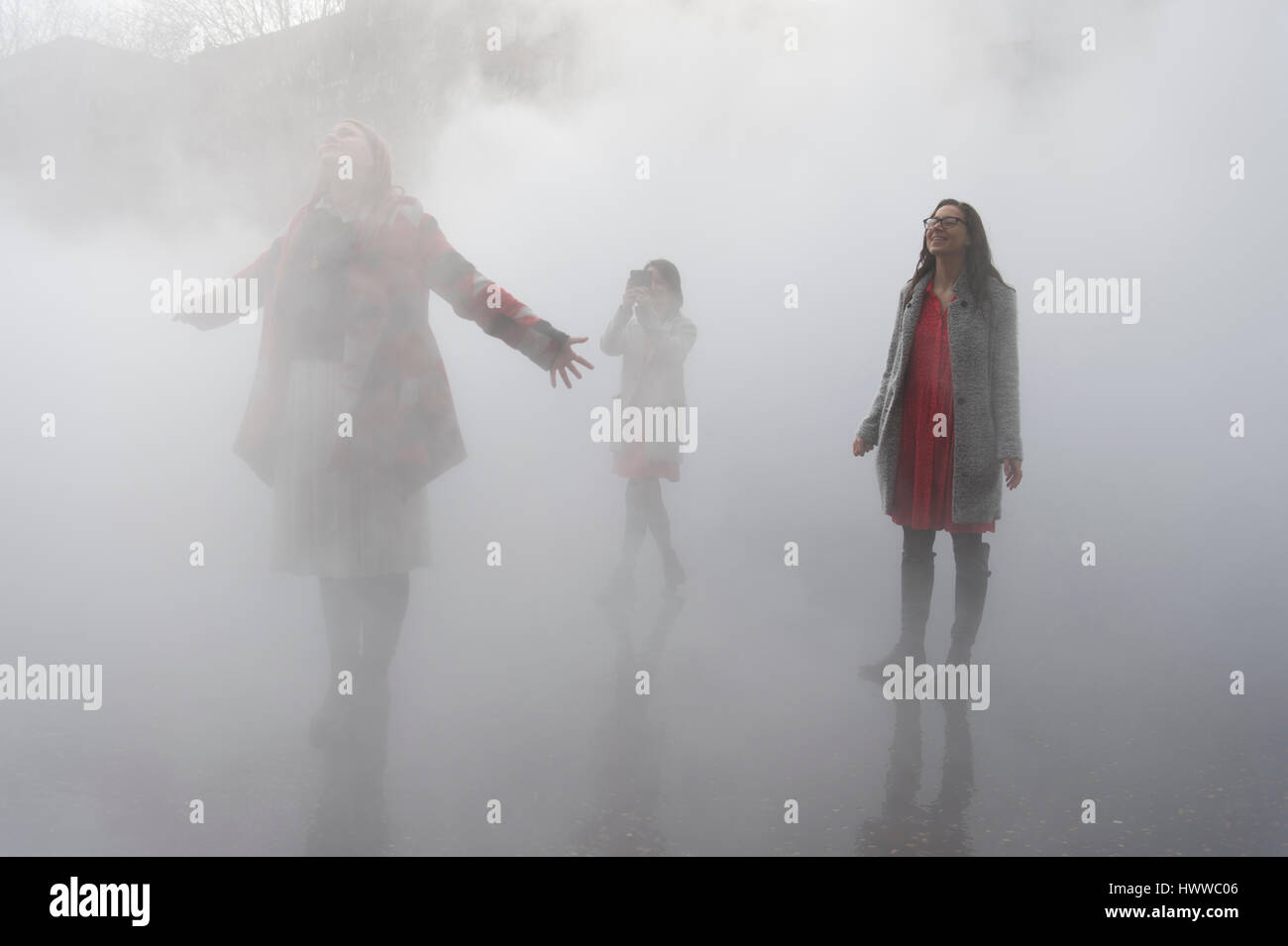 Tate Modern, London, UK. 23. März 2017. BMW Tate Live Ausstellung zehn Tage und sechs Nächte. Fujiko Nakaya Nebel Skulptur Debüts außerhalb Tate Modern Schalter Haus mit Galerie Mitarbeiter gestellt. Bildnachweis: Malcolm Park Leitartikel/Alamy Live-Nachrichten. Stockfoto Tate Modern, London, UK. 23. März 2017. BMW Tate Live Ausstellung zehn Tage und sechs Nächte. Fujiko Nakaya Nebel Skulptur Debüts außerhalb Tate Modern Schalter Haus mit Galerie Mitarbeiter gestellt. Bildnachweis: Malcolm Park Leitartikel/Alamy Live-Nachrichten. Stockfoto