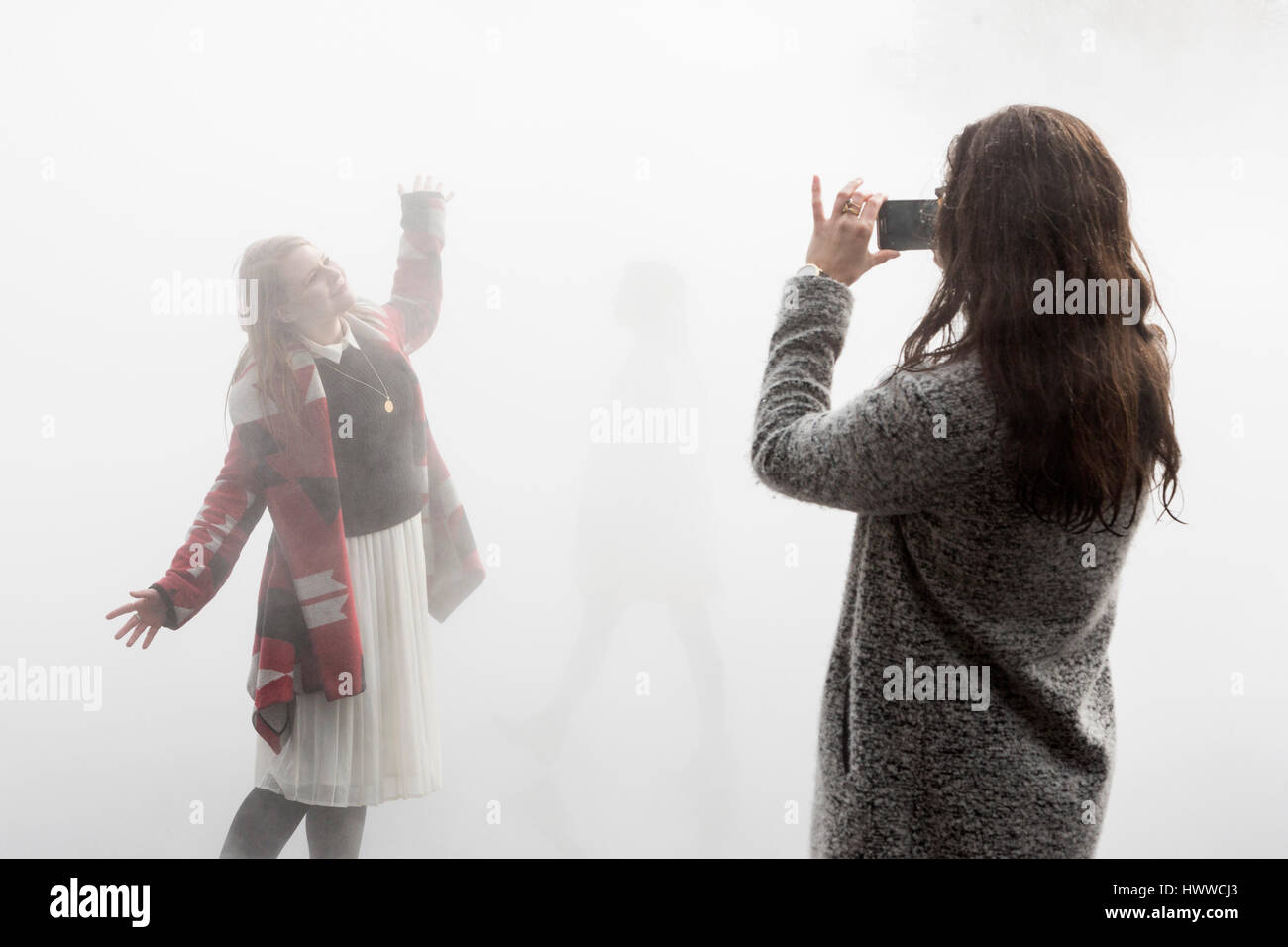 London, UK. 23. März 2017. London Nebel, 2017, von Fujiko Nakaya. Tate Modern präsentiert BMW Tate Live Ausstellung: zehn Tage sechs Nächte vom 24. März – 2. April 2017 laufen. Bildnachweis: Ukartpics/Alamy Live-Nachrichten Stockfoto