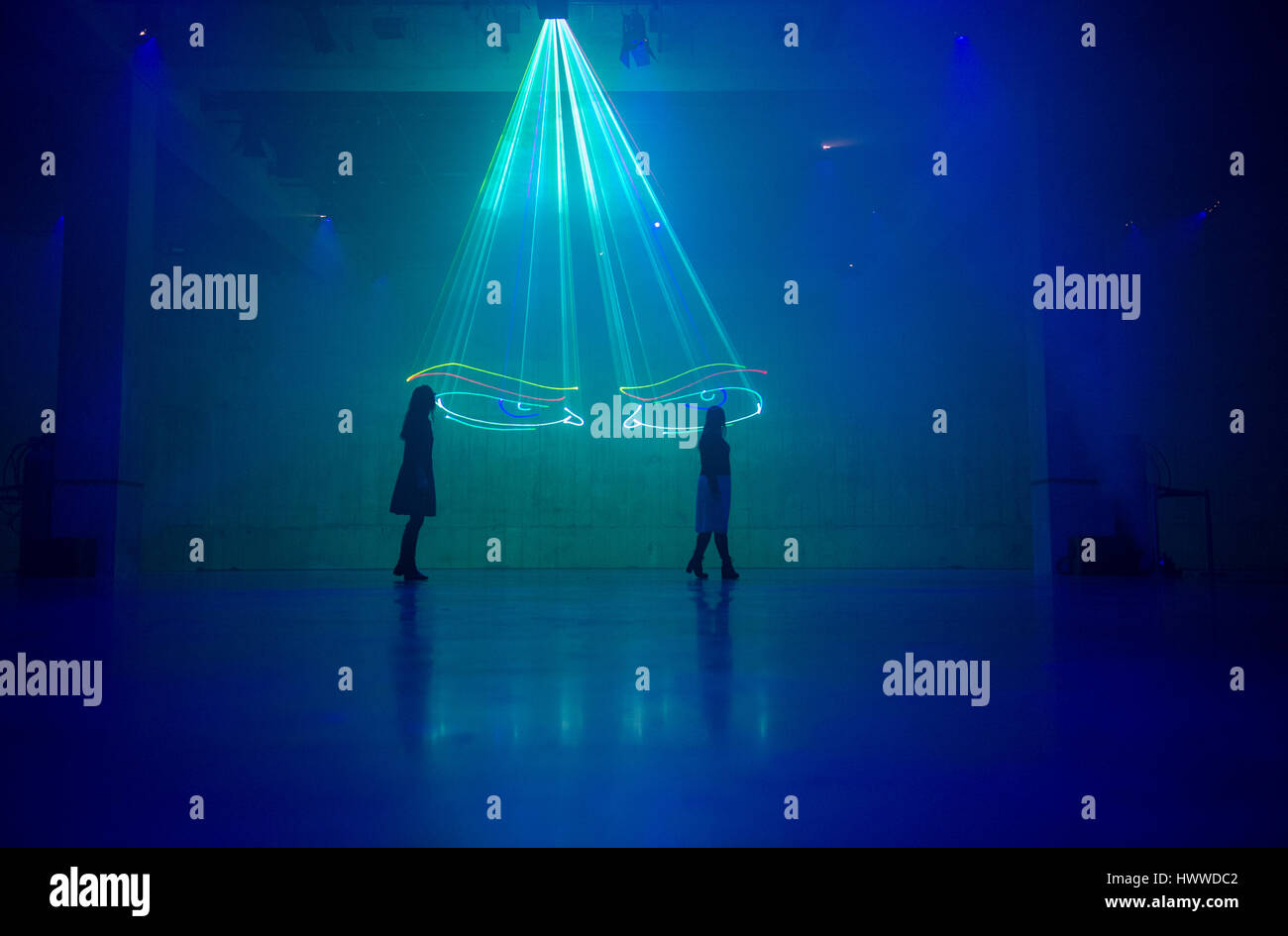 Tate Modern, London, UK. 23. März 2017. BMW Tate Live Ausstellung, zehn Tage, sechs Nächte, eine Ausstellung, wo die Anwesenheit von live-Publikum von grundlegender Bedeutung ist.  Bildnachweis: Malcolm Park Leitartikel/Alamy Live-Nachrichten. Stockfoto