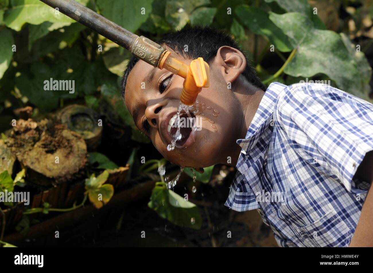 Weltwassertag in Indien - 21.03.2017 - Indien / Tripura / Agartala - eine indische Schulkinder Getränke Wasser aus einer Wasserleitung am Vorabend des internationalen Tag des Wassers am Raimura Dorf, am Stadtrand von Agartala, die Hauptstadt des nordöstlichen Bundesstaates Tripura am 21. März 2017. World Water Day wird jährlich am 22. März beobachtet.   -Abhisek Saha / Le Pictorium Stockfoto