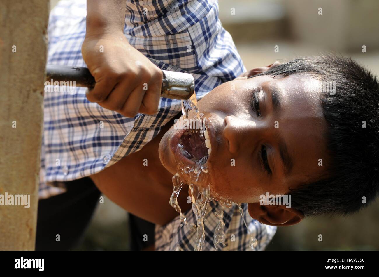 Weltwassertag in Indien - 21.03.2017 - Indien / Tripura / Agartala - eine indische Schulkinder Getränke Wasser aus einer Wasserleitung am Vorabend des internationalen Tag des Wassers am Raimura Dorf, am Stadtrand von Agartala, die Hauptstadt des nordöstlichen Bundesstaates Tripura am 21. März 2017. World Water Day wird jährlich am 22. März beobachtet.   -Abhisek Saha / Le Pictorium Stockfoto